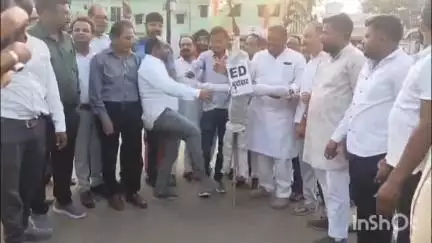 मनेंद्रगढ़ में कांग्रेस ने किया प्रदर्शन, भाजपा और ईडी का फूंका पुतला