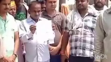 धौरहरा: कफारा गांव में बने विशाल नाले को दबंग बंद कराने का कर रहे प्रयास, ग्रामीणों ने पुलिस से की शिकायत