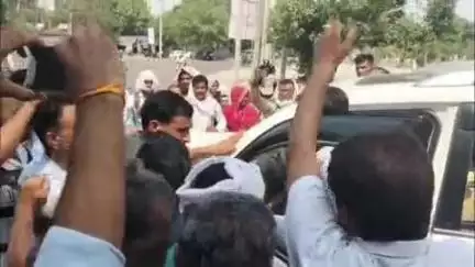 रोहतक: कांग्रेस सांसद दीपेंद्र हुड्डा का PGI कर्मचारियों की हड़ताल को समर्थन, हड़ताल विरोधी कर्मचारियों ने घेरी गाड़ी