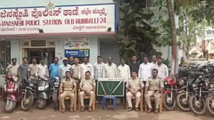 ಹುಬ್ಬಳ್ಳಿ ನಗರ: ನಗರದಲ್ಲಿ ಸಾರ್ವಜನಿಕ ಸ್ಥಳದಲ್ಲಿ ರೀಲ್ಸ್ ಮಾಡಿದ್ದ ಇಬ್ಬರನ್ನು ಬಂಧಿಸಿದ ಹಳೇ ಹುಬ್ಬಳ್ಳಿ ಠಾಣೆ ಪೊಲೀಸರು