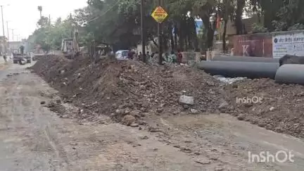 होशंगाबाद नगर: हाउसिंग बोर्ड में पेयजल पाइपलाइन डालने के दौरान आवागमन के लिए वैकल्पिक व्यवस्था करने के CMO ने ठेका कंपनी को दिए निर्देश