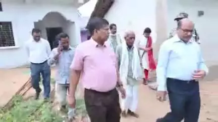 राजिम: कलेक्टर गरियाबंद ने छुरा ब्लॉक के कमार बाहुल्य ग्राम धरमपुर एवं बिरोडार का किया दौरा