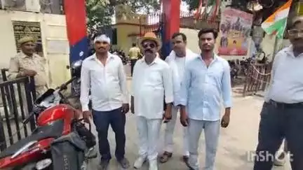 लखीमपुर: भंसड़िया गांव में जाति सूचक गालियां देने का विरोध करने पर दबंग ने साथियों के साथ मिलकर युवक को लाठियों से पीटा