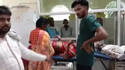सीतापुर: सीएमओ ऑफिस के समीप तेज रफ़्तार ऑटो ने एक मोटरसाइकिल को मारी जोरदार टक्कर, तीन लोग हुए घायल