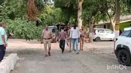 हापुड़: गढ़मुक्तेश्वर थाना पुलिस ने दो फर्जी पत्रकारों को किया गिरफ्तार, लोगों को डरा धमकाकर करते थे अवैध वसूली