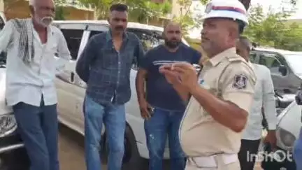ગાંધીનગર: ગાંધીનગર જિલ્લામાં આવતીકાલે લોકરક્ષક ની પરીક્ષા માટે ટ્રાફિક પોલીસે લારી ગલ્લા તેમજ એસટી ડેપો ખાતે માર્ગદર્શન આપ્યું