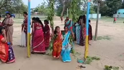 ବୌଦ୍ଧ ସଦର: ସରସରା ଗାଁରେ ସବୁବର୍ଗର ମହିଳା ଏକାଠି ପାଳିଲେ ରଜ, ରଜ ଦୋଳି ଓ ନାଚ ଗୀତରେ ଜମିଲା ଆସର