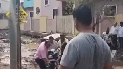 मालेगाव: मालेगाव बारा बंगला भागात रस्त्याच्या कामाला दिरंगाई, देवा पाटील यांनी चक्क चिखलात बसून केले आंदोलन.