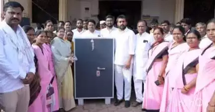 लातूर: आ.रमेश कराड यांच्या वाढदिवसानिमित्त मुरुड ग्रामपंचायतीने अंगणवाडीना दिले कपाट,कराडामुळे ग्रामीण विकासाला गती-ऋषिकेश कराड