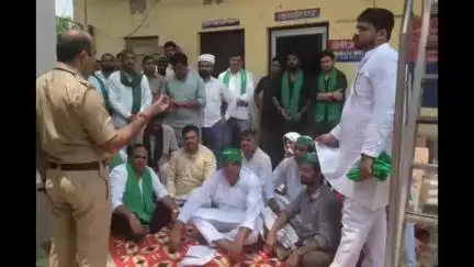 खेकड़ा: रटौल पुलिस चौकी पर भाकियू अंबावता का धरना, चौकी इंचार्ज पर जिला उपाध्यक्ष से मारपीट और वसूली का आरोप