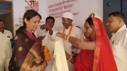 बेतिया: नगर निगम महापौर ने बरवत प्रसराईन स्थित संत कबीर मठ में महात्मा कबीर की प्रतिमा का अनावरण किया