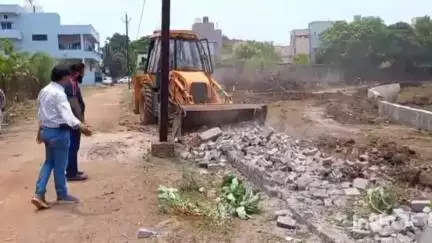 दुर्ग: कोसानाला दीक्षित कॉलोनी में स्थित ईडब्ल्यूएस भूखंड से अवैध कब्जा हटाकर बाउंड्री वॉल को किया गया हटाना
