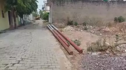 झांसी: सिद्धेश्वर नगर ITI से निकली जा रही 11 हजार के वी लाइन कॉलोनीवासी बोल दो मंजिला मकान है बने हो सकता हादसा #jansamasya