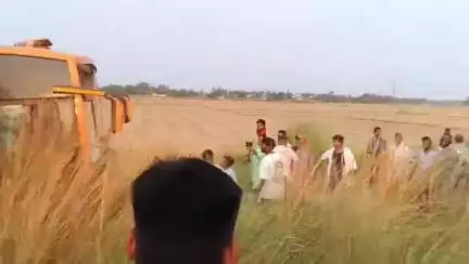 मऊ: मऊ दाड़ी मोड पर अनियंत्रित होकर बस खाई में गिरी, कुछ लोगों को आई मामूली चोटें