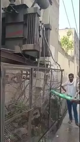 बसवा: बांदीकुई में गर्मी में बिजली की मांग बढ़ने से वॉल्टेज कम, एसी-कूलर फेल, निगम ने ट्रांसफॉर्मर के नीचे डाला पानी