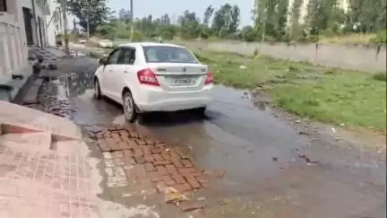 बरेली: थाना इज्जत नगर क्षेत्र के मुंशी नगर LIC कॉलोनी में सड़कों की हालत खराब, क्षेत्रीय लोग परेशान #Jansamasya