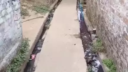 निचलौल: ग्राम सभा मठिया में नाली की सफाई नहीं होने से ग्रामीणों में आक्रोश#Jansamasya
