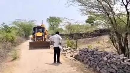 आसीन्द: किशनपुरा दौलतगढ़ के प्राथमिक स्कूल का अतिक्रमण हटाया गया