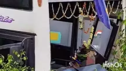 काराकाट: बिक्रमगंज डिहरी पथ पर गोड़ारी पेट्रोल पंप की दीवार से टकराई चेतक बस, यात्री बाल-बाल बचे