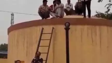 बीकानेर: कोलायत के कोलासर में पेयजल समस्या को लेकर ग्रामीणों ने पंप हाउस पहुंचकर किया प्रदर्शन