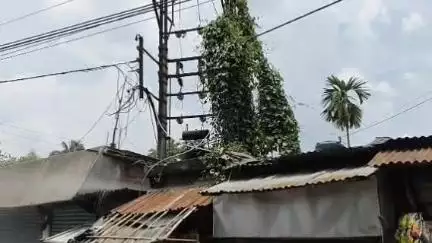 বালুরঘাট: বালুরঘাট শহরের যুব সংঘ ক্লাব সংলগ্ন এলাকায় আগুন লাগার ঘটনায় চাঞ্চল্য ছড়াল, অল্পের জন্য রক্ষা পেল স্থানীয় ব্যবসায়ীরা