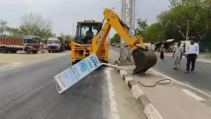 बाड़मेर: बाड़मेर जिला कलेक्टर टीना डाबी के निर्देशानुसार शहर में लगे होर्डिंग पर चला पिला पंजा