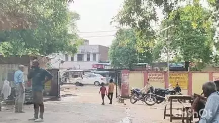 कर्वी: ईश्वर के प्रति अटूट आस्था के चलते दो दशक पहले तहसील परिसर में तहसीलदार ने बनवाया शिव मंदिर