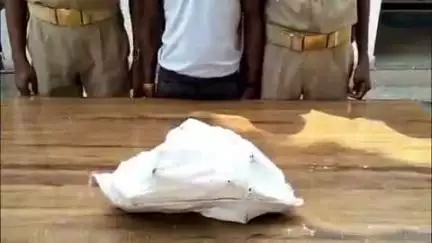 पटियाली: गंजडुंडवारा कोतवाली पुलिस ने चेकिंग के दौरान एक व्यक्ति को गिरफ्तार किया, 18 क्वार्टर अवैध देशी शराब बरामद