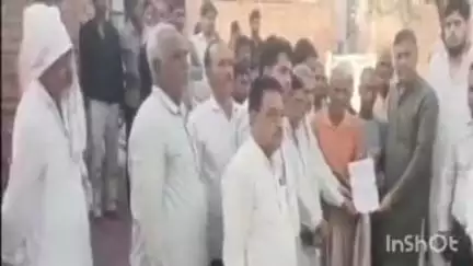 सादाबाद: सादाबाद में विद्युत करंट से कजरौठी के युवक की हुई मौत, विद्युत विभाग ने विधायक के माध्यम से दिया आर्थिक सहायता का चेक