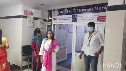 दंतेवाड़ा: जिला पंचायत सदस्य तूलिका कर्मा ने जिला अस्पताल पहुंचकर कटेकल्याण की पीड़ित नाबालिग बालिका से की मुलाकात