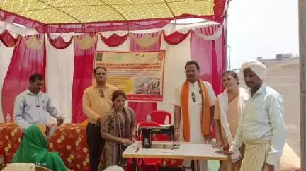 पाटी: ग्राम बुदि में 11 दिव्यांग महिलाओं को सिलाई मशीनें दी गईं, जनपद अध्यक्ष रहे उपस्थित