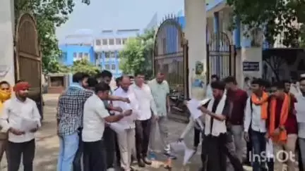 मेदिनीनगर (डालटनगंज): पलामू में फोर्थ ग्रेड के 585 पदों की बहाली के खिलाफ भाजपा जिलाध्यक्ष व युवाओं का प्रदर्शन, भर्ती नियमावली जलाई