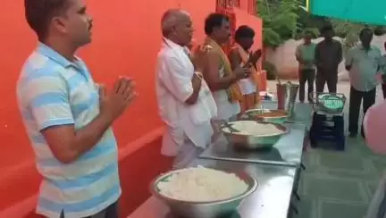 సంగారెడ్డి: బైపాస్ రోడ్‌లోని శ్రీ అభయాంజనేయ స్వామి ఆలయం వద్ద పర్యావరణహితం కోరుతూ స్టీల్ ప్లేట్స్ వాడుతూ అన్నదానం
