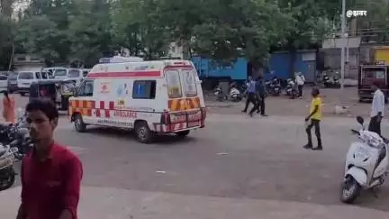 खंडवा नगर: दुर्घटना में घायल मरीज को पास से गुज़र रही एम्बुलेंस के ड्राइवर ने ग्राम पांजरिया से अस्पताल पहुंचाया