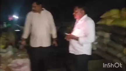 ఆదోని: ఆదోనిలో 109 బస్తాల రేషన్ బియ్యం పట్టుకున్న రెవెన్యూ అధికారులు, ఉదయం చూసేసరికి వంద బస్తాలు మాయం