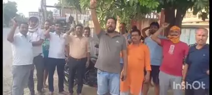 बलिया: जीराबस्ती में बिजली संकट के खिलाफ ग्रामीणों ने किया विरोध प्रदर्शन