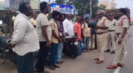 తాడికొండ: జిల్లాలోని ఫిరంగిపురంలో హెల్మెట్ పై అవగాహన కల్పించిన ఫిరంగిపురం పోలీసులు