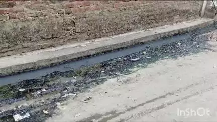 बांदा: जेल रोड कबीर नगर मोहल्ले मे सड़कों में हुआ जल भराव, लोगों को हो रही परेशानी#Jansamasya
