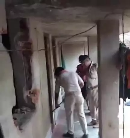 टेटिया बम्बर: पोक्सो एक्ट के फरार आरोपी बंबर के घर पुलिस ने की कुर्की-जब्ती
