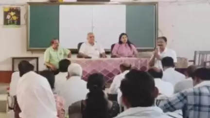 सिंगरौली: उत्कृष्ट विद्यालय बैढ़न के सभागार में समीक्षा बैठक, गैरहाजिर प्राचार्यों को नोटिस जारी