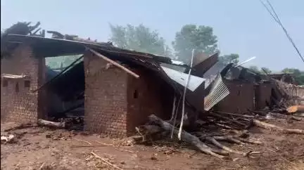 वरला: बलवाड़ी के भूरी किराड़ी फल्या में आकाशीय बिजली गिरने से किसान का घर जलकर राख, पशुओं समेत युवक घायल