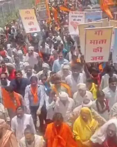 खरगौन: अंबाडोचर में गोवंश वध मामले में हिंदू संगठनों ने निकाली गो न्याय यात्रा, आरोपियों को फांसी देने की मांग
