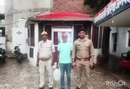 औरैया: सत्ती तालाब के समीप 10 लीटर कच्ची शराब के साथ एक अभियुक्त को औरैया कोतवाली पुलिस ने किया गिरफ्तार
