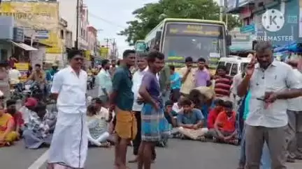 கரூர்: காந்திகிராமத்தில்  இளம் பெண் சாவில் மர்மம் இருப்பதாக கூறி சாலை மறியல் போராட்டம்