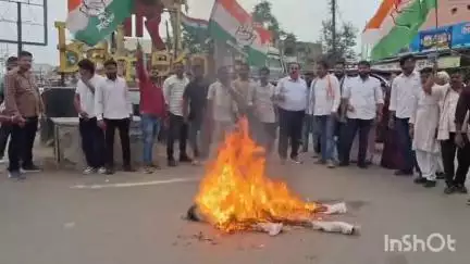बेमेतरा: सुकमा में राजीव भवन पर ED के अटैक के विरोध में बेमेतरा सिग्नल चौक में कांग्रेसियों ने ED और BJP सरकार का फूंका पुतला