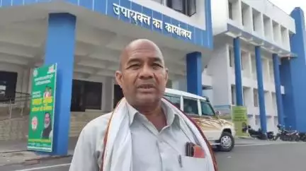 कोडरमा: खरकोटा में गैरमजुरूवा जमीन पर कैटल शेड का निर्माण कार्रवाई को लेकर उपायुक्त को दिया गया आवेदन