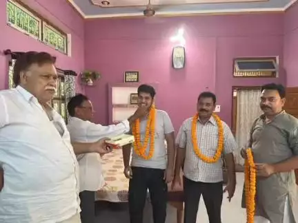 मुहम्मदाबाद गोहना: करहा में नीट परीक्षा में सफलता प्राप्त पर अम्मार खान ने जिले का नाम किया रोशन, हुआ फूल मालाओं से स्वागत