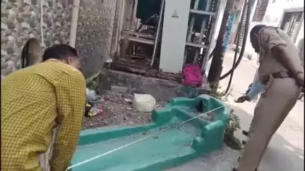 मुज़फ्फरनगर: मजार प्रकरण को लेकर प्रशासनिक अधिकारियों ने की मजार की पैमाइश, हिंदू नेताओं ने दी थी हनुमान चालीसा की चेतावनी