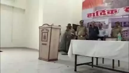 कासगंज: पुलिस आरक्षी भर्ती में जिले के चयनित अभ्यर्थियों को नियुक्ति पत्र वितरण के लिए नई पुलिस लाइन में ब्रीफ कर रवाना किया गया