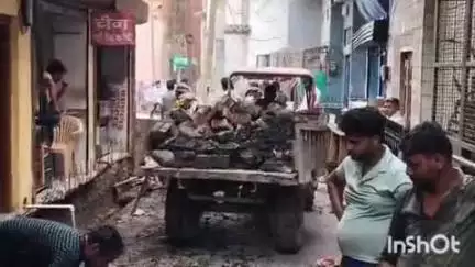 सिकंदराराऊ: हुरमत गंज में नगर पालिका द्वारा नाले का निर्माण कराया जा रहा है, सभासद पर पुरानी ईटों को ले जाने का आरोप